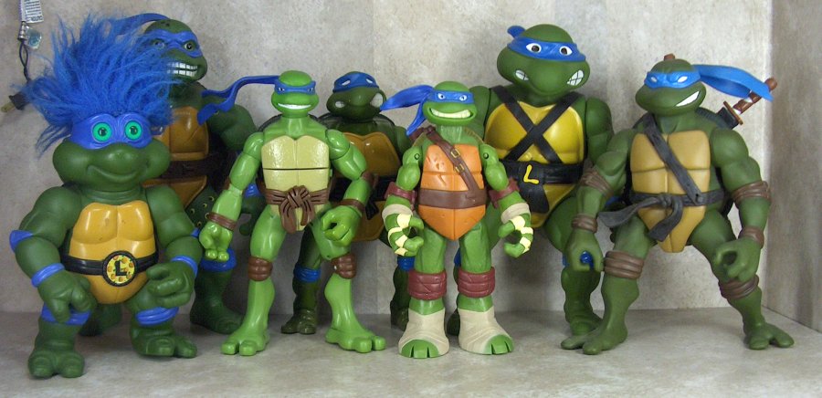 Giant Leonardo figures