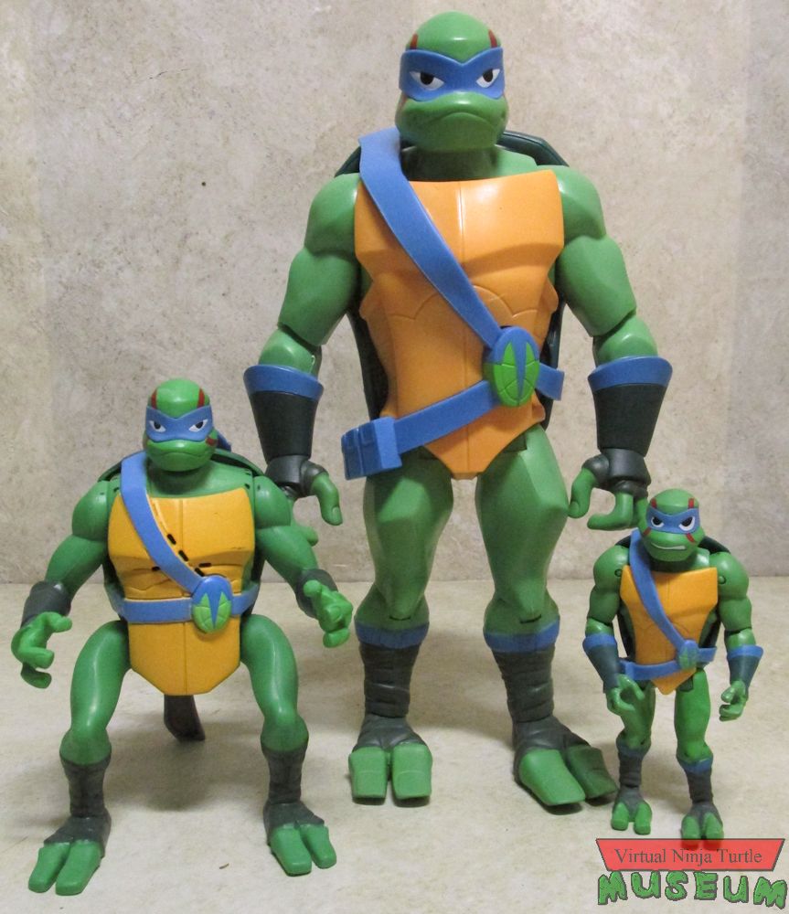 Giant Leonardo with deluxe and basic Leonardo